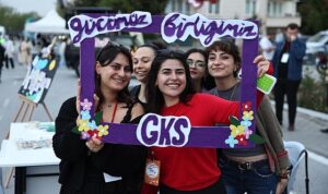 universiteli-gencler-festivalde-eglenerek-stres-atti-by5M3tLY.jpg