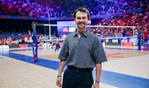 unlu-oyuncu-aras-bulut-iynemli-voleybol-milletler-liginde-filenin-sultanlarina-destek-verdi-vSFwP74B.jpg