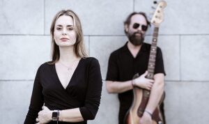 yapi-kredi-bomontiada-feelin-good-sahnesi-secil-akmirza-ve-alp-ersonmezi-agirliyor-CUdFm9s3.jpg