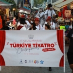 izmir-buyuksehir-belediyesi-ve-efes-selcuk-belediyesi-destegi-ile-duzenlenen-17-uluslararasi-turkiye-tiyatro-bulusmasi-efes-selcukta-basladi.jpg