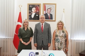 egeli-akademisyenden-melisa-bitkisini-ilac-sektorune-kazandiracak-proje.jpg