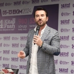 ugur-arslan-kocaeli-kitap-fuarinda-sevenleriyle-bulustu.jpg