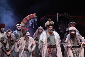 ast-tum-oyunlarini-kapali-gise-oynuyor-sanatin-ruhu-sahneye-tasiniyor.jpg