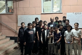 baskan-altay-teravih-sonrasi-genclerle-sohbet-etti-esnaflarin-cay-davetine-katildi.jpg