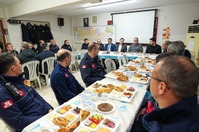 baskan-zeyrek-itfaiye-personeli-ile-sahurda-bulustu.jpg