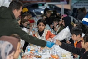 izmirin-dayanisma-sofrasi-bayraklida-kuruldu.jpg