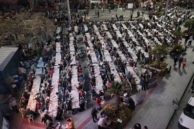 kadir-gecesi-iftarinda-burhaniyeliler-cumhuriyet-meydaninda-bulustu.jpg