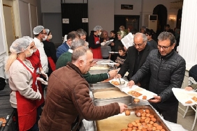 osmangazi-belediyesi-panayirda-iftar-sofrasi-kurdu.jpg