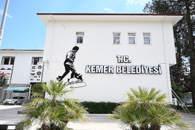 ataturkun-kocatepe-silueti-kemer-belediye-binasinda.jpg