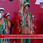 cumhurbaskani-erdogan-kartepe-belediyesi-cocuk-mehter-takimini-ilgiyle-izledi.jpg