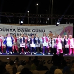 dikilide-dunya-dans-gunu-coskusu.jpg