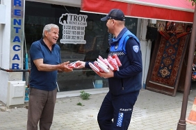 efes-selcuk-sokaklari-bayraklarla-donatildi-23-nisan-sevincinden-19-mayis-coskusuna.jpg
