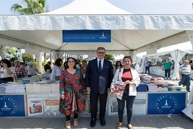 izmir-kultur-mekan-insan-dergisi-izmir-kitap-fuarinda-okuyucu-ile-bulustu.jpg