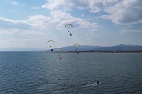 iznikte-paramotor-gosterisi-buyuk-begeni-topladi.jpg