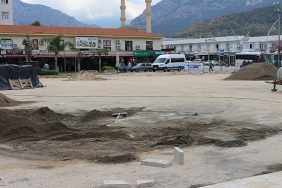 kemer-cumhuriyet-meydani-turizm-sezonuna-hazirlaniyor.jpg