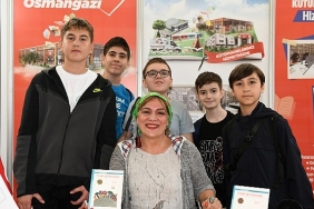 yazar-halime-yildiz-kitaplarini-kucuk-okuyuculari-icin-imzaladi.jpg