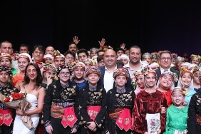 220-dansci-kusak-ile-hem-duygulari-hem-figurleri-sahneye-tasidi.jpg