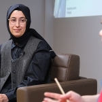 baska-sorular-soylesi-programinin-nisan-ayi-konugu-serap-ekizler-sonmez-oldu.jpg