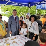 golcuklu-cocuklar-elleriyle-annelerine-hediye-yapti.jpg