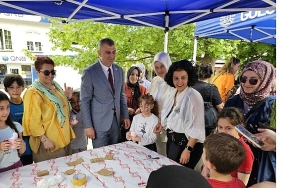 golcuklu-cocuklar-elleriyle-annelerine-hediye-yapti.jpg