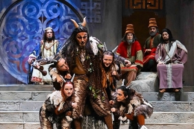 izmir-dob-2024-25-midasin-kulaklari-gorkemli-bir-promiyerle-dondu-sahnelendi.jpg