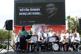 karsiyakada-19-mayis-festivalle-kutlaniyor.jpg