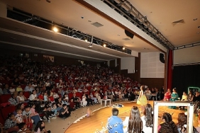 menderes-belediyesi-cocuk-tiyatrosu-sahnede.jpg