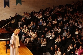 nilufer-senfoni-orkestrasi-ilk-konserinde-gulsin-onayi-agirladi.jpg