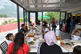 ogretmenlerden-tepe-parkinda-anneler-gunu-etkinligi.jpg