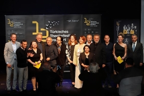 sehir-tiyatrolari-yenilmez-oyunuyla-frankfurt-seyircisiyle-bulustu.jpg