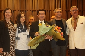 ses-sanatcisi-mehmet-safak-ege-universitesinde-kulaklarin-pasini-sildi.jpg