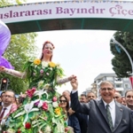 uluslararasi-bayindir-cicek-festivali-coskuyla-basladi.jpg
