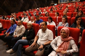 uyandigim-dunya-tiyatro-oyunu-buyuk-alkis-aldi.jpg