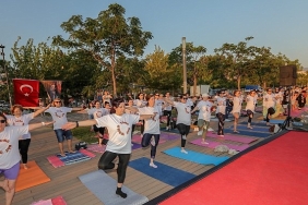 bayrakli-sahilde-bulusup-yoga-yaptilar-dunya-yoga-gununde-renkli-etkinlik.jpg