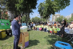 bayraklida-cevre-gunu-senligi-cocuklar-cizdi-belediye-cop-kamyonlariyla-ilce-sokaklarina-tasidi.jpg