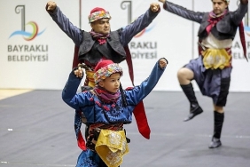 bayraklida-halk-danslari-gosterisi-nefes-kesti.jpg