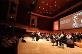 cumhuriyetin-divasi-muzeyyen-senar-konserle-anildi.jpg