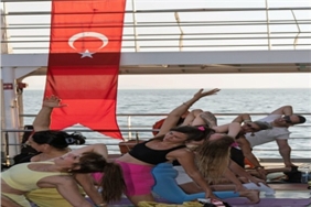 izmirde-gunesi-yoga-ile-ugurladilar.jpg