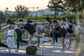 karsiyakada-gun-batiminda-yoga-bulusmasi.jpg