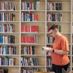 kitap-kurdu-asil-okuma-sevgisiyle-ornek-oluyor.jpg