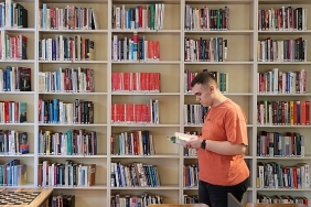 kitap-kurdu-asil-okuma-sevgisiyle-ornek-oluyor.jpg