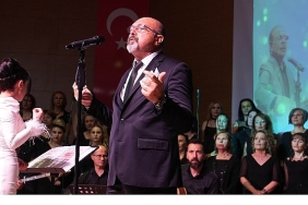 neset-ertas-keciorende-turkulerle-anildi.jpg