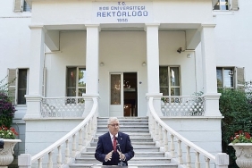 rektor-prof-dr-budak-ege-universitesi-ailesiyle-bayramlasti.jpg