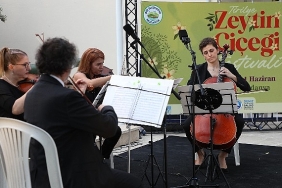 tirilyede-zeytinin-cicegi-acti-festival-sokaklari-sardi.jpg