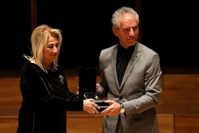 uluslararasi-izmir-festivali-acilisinda-ege-universitesine-plaket.jpg