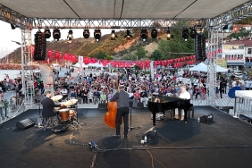 zeytinin-evi-festivalin-sahnesi-oldu.jpg