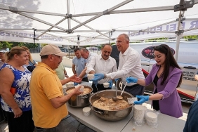 baskan-unal-isik-yurttaslarla-asurenin-bereketini-paylasti.jpg