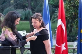 doc-dr-leman-figen-yilmaza-fransadan-sanat-ve-edebiyat-sovalyesi-nisani.jpg