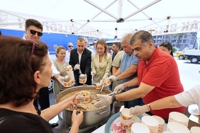 konakta-asure-bereketi-baskan-mutludan-vatandaslara-ikram.jpg