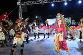 8-ulke-torbalida-bulustu-halk-danslari-geceye-damga-vurdu.jpg